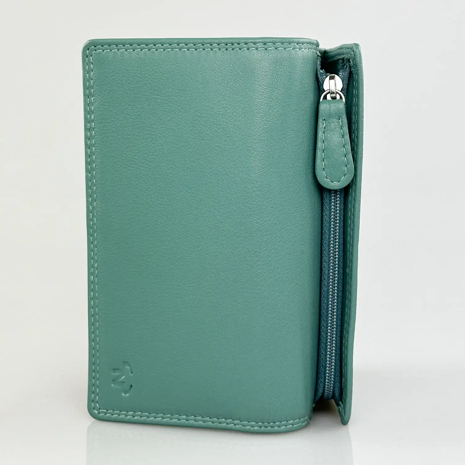 Γυναικείο δερμάτινο πορτοφόλι Calfnero F1412 σε χρώμα μέντα με εξωτερικό φερμουάρ
