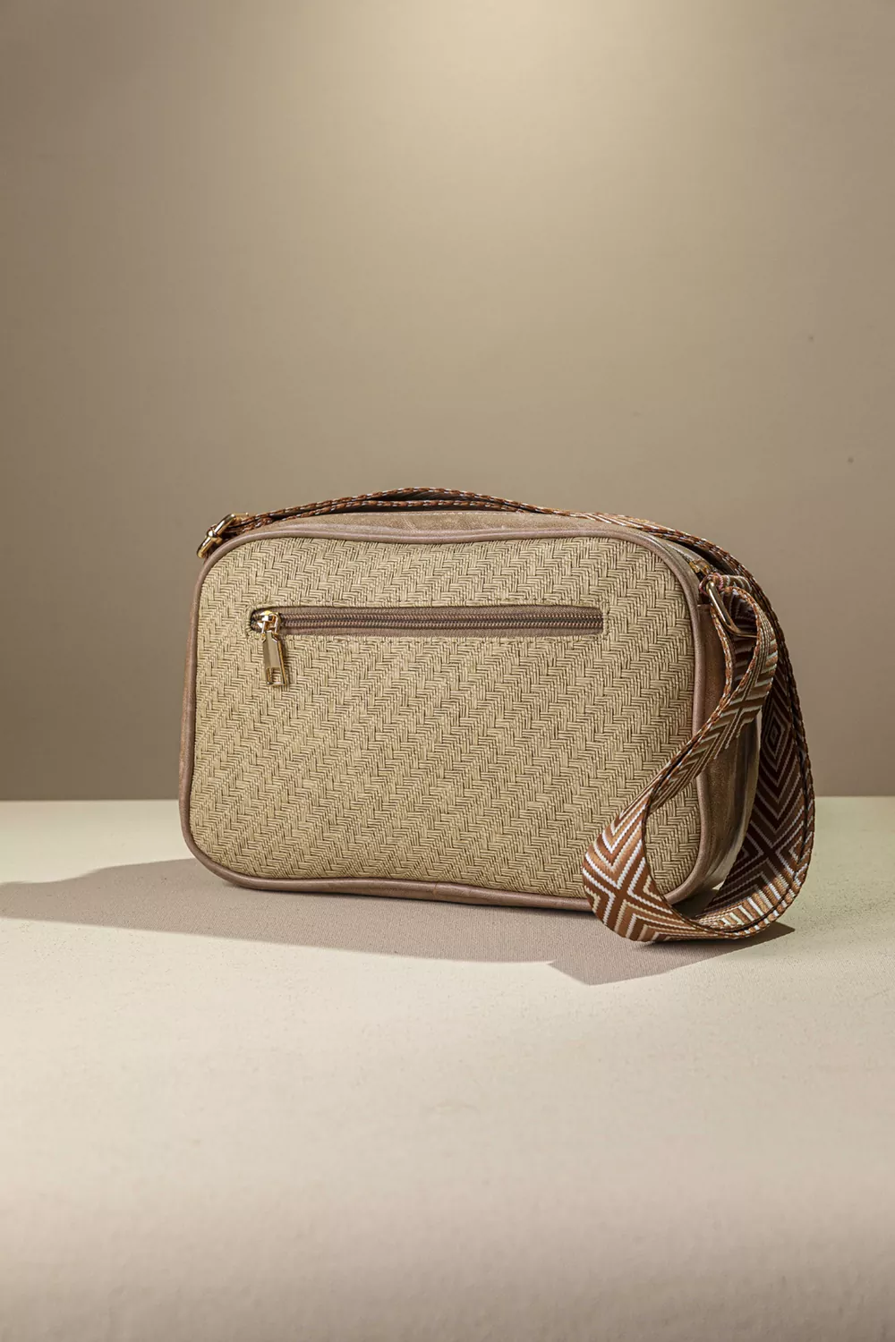 Μπεζ ανοιχτό ψάθινη γυναικεία τσάντα ώμου χιαστί Fragola FH726 με γεωμετρικό ιμάντα