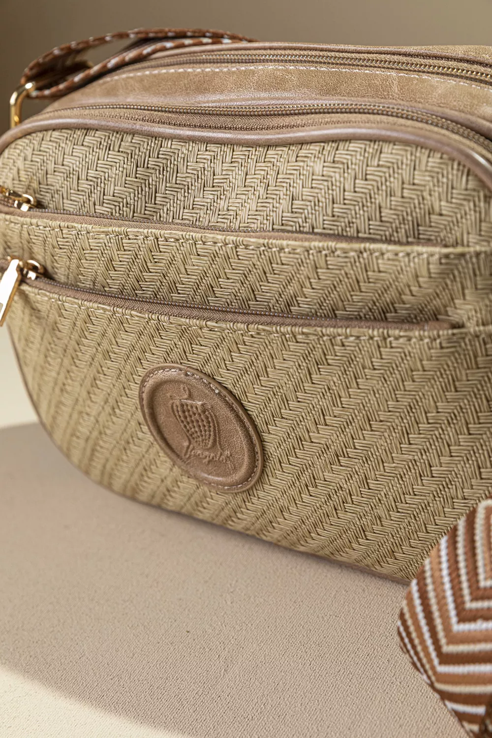 Μπεζ ανοιχτό ψάθινη γυναικεία τσάντα ώμου χιαστί Fragola FH726 με γεωμετρικό ιμάντα