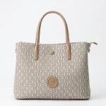 Μπεζ γυναικεία τσάντα χειρός με μοτίβο και nude λεπτομέρειες