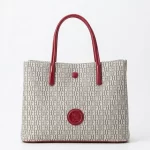 Μπεζ γυναικεία τσάντα χειρός με μοτίβο και κόκκινες λεπτομέρειες