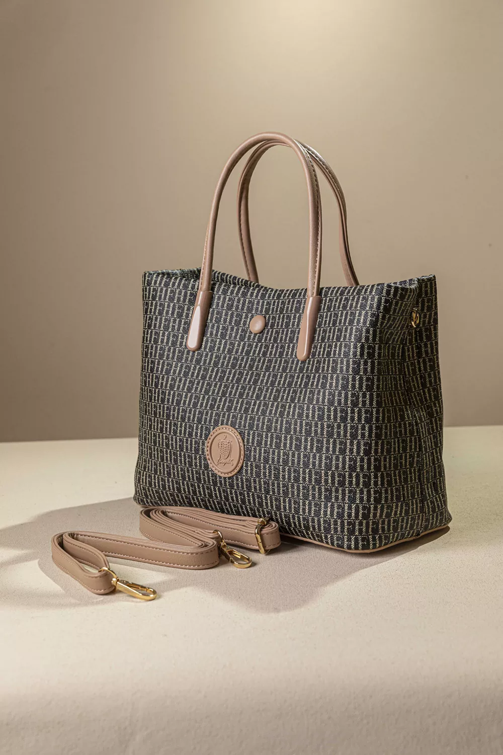 Σκούρα γυναικεία τσάντα χειρός με μοτίβο και nude λεπτομέρειες