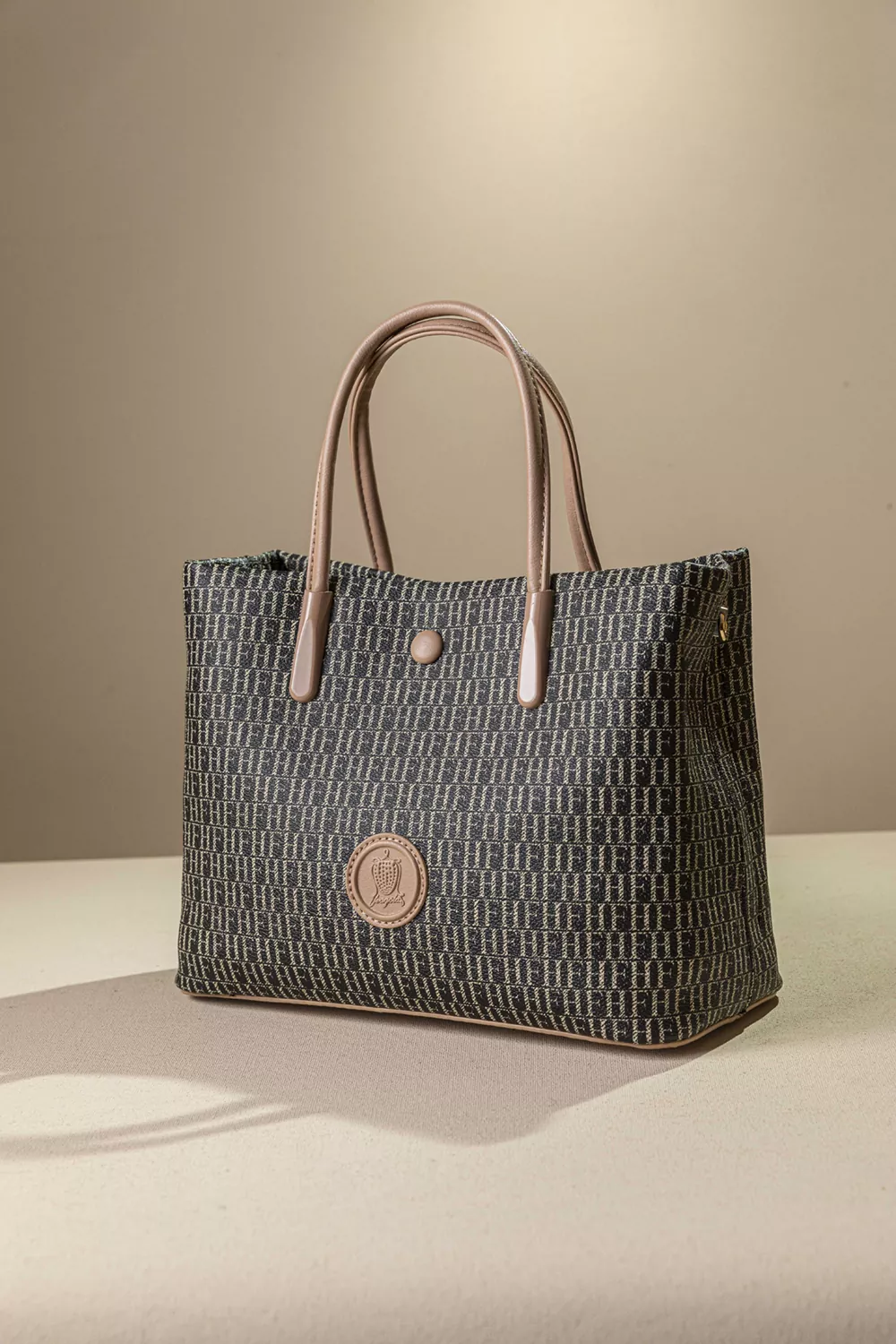 Σκούρα γυναικεία τσάντα χειρός με μοτίβο και nude λεπτομέρειες