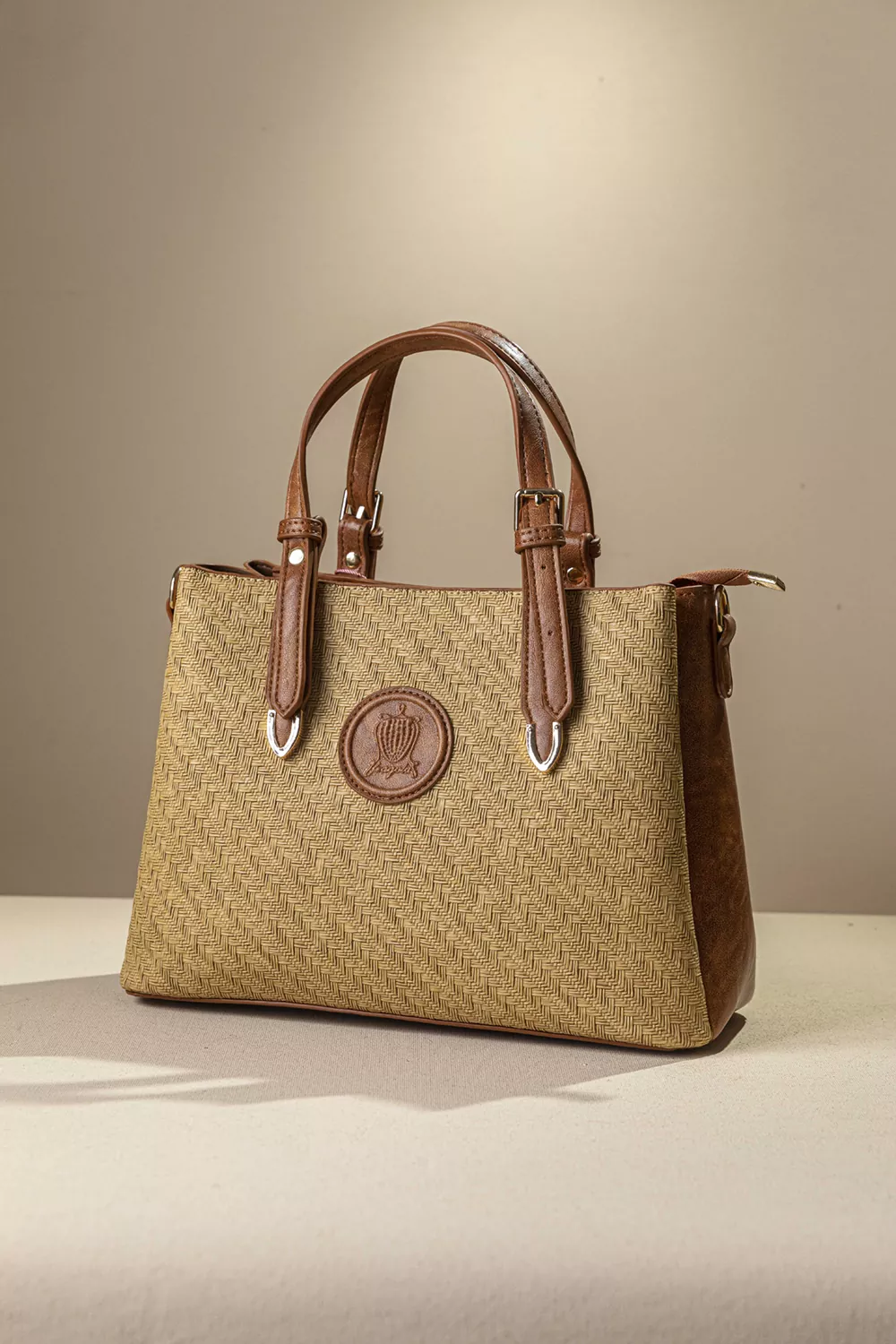 Μπεζ γυναικεία τσάντα χειρός με υφή ψάθας και καφέ λουριά