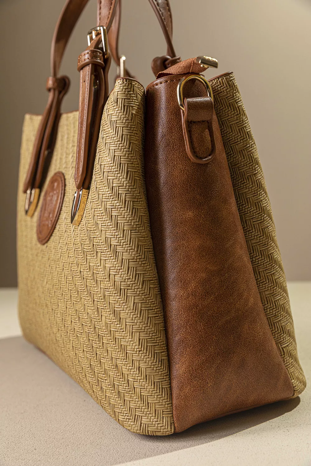 Μπεζ γυναικεία τσάντα χειρός με υφή ψάθας και καφέ λουριά