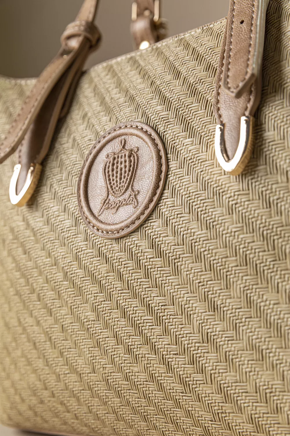 Ανοιχτό μπεζ γυναικεία τσάντα χειρός με υφή ψάθας και μπεζ λουριά