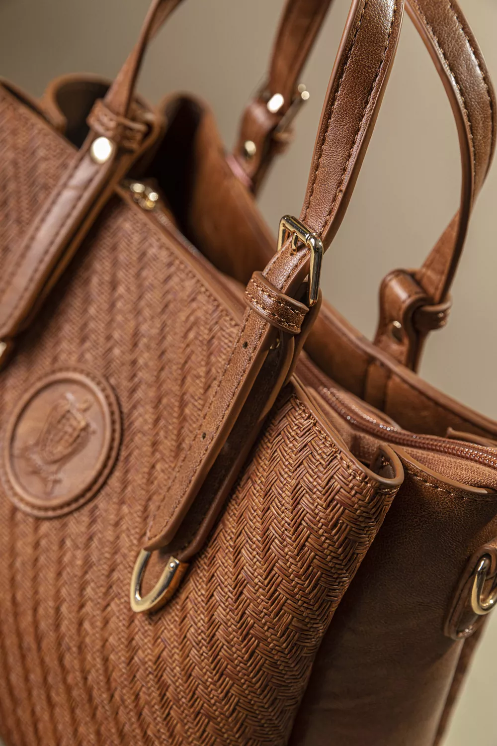 Καφέ γυναικεία τσάντα χειρός με υφή ψάθας και διπλά λουριά