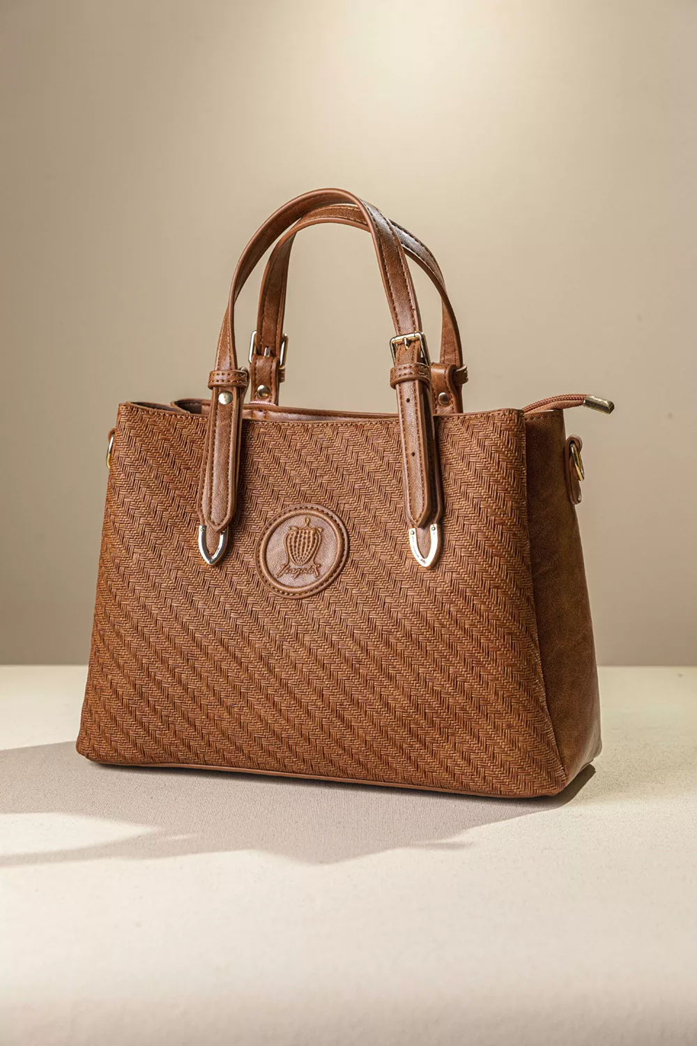 Καφέ γυναικεία τσάντα χειρός με υφή ψάθας και διπλά λουριά