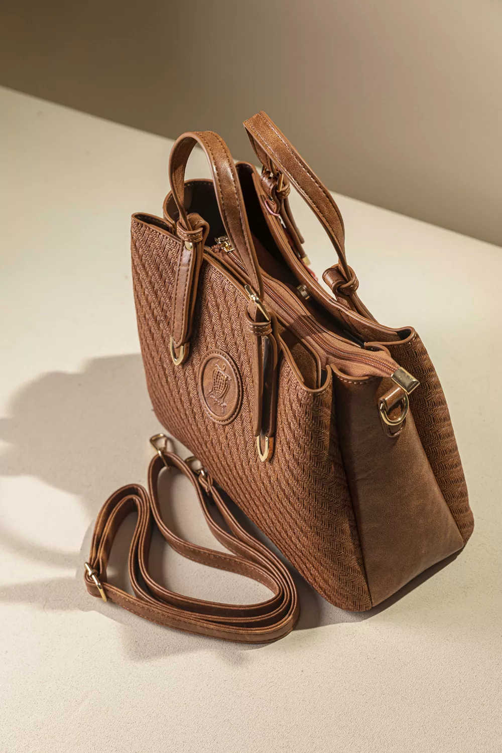 Καφέ γυναικεία τσάντα χειρός με υφή ψάθας και διπλά λουριά