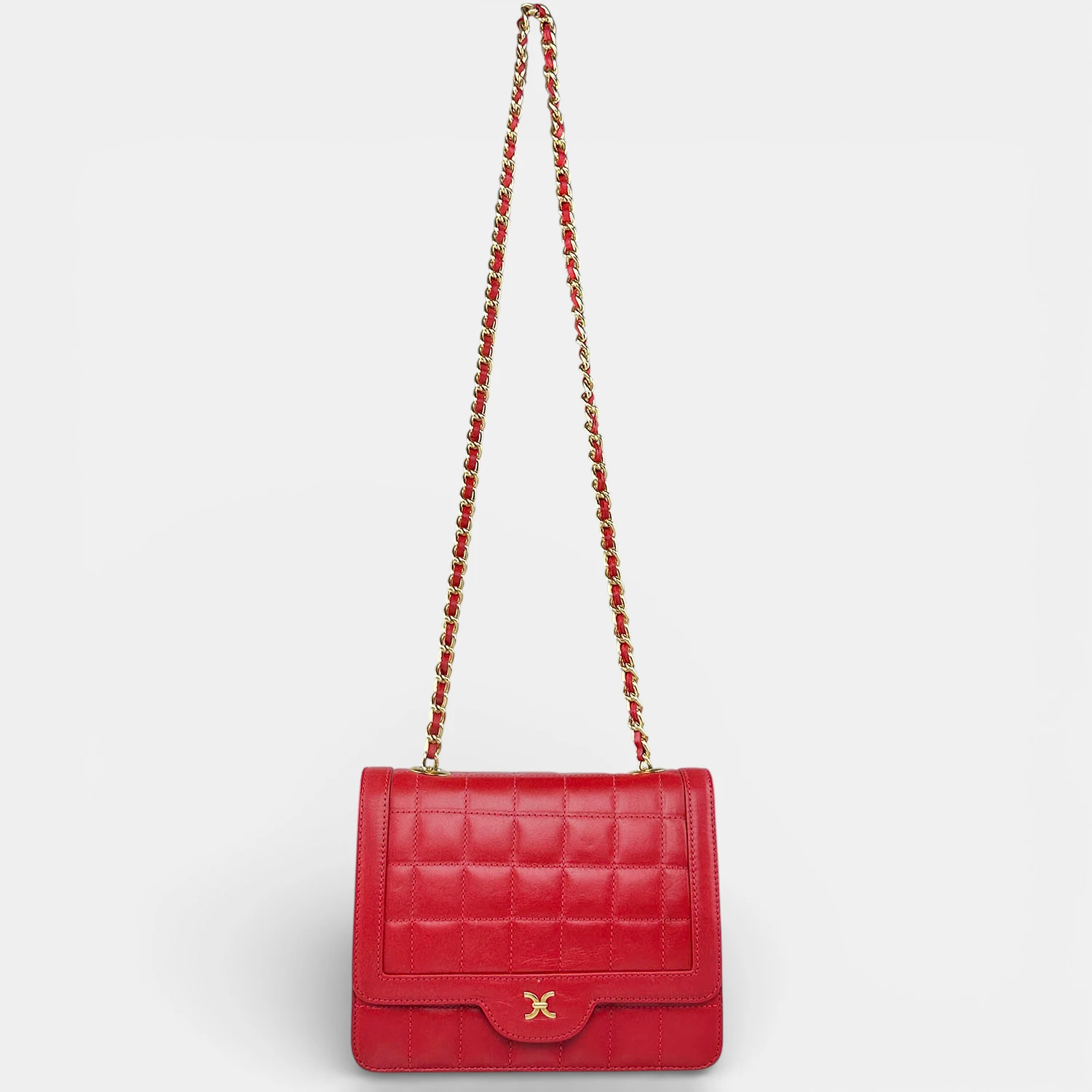 Γυναικεία δερμάτινη τσάντα ώμου κόκκινη με χρυσή αλυσίδα και μαγνητικό κούμπωμα