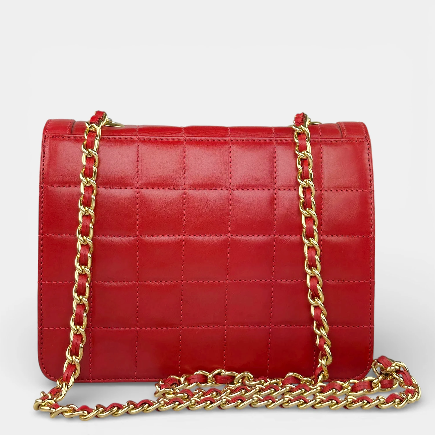Γυναικεία δερμάτινη τσάντα ώμου κόκκινη με χρυσή αλυσίδα και μαγνητικό κούμπωμα