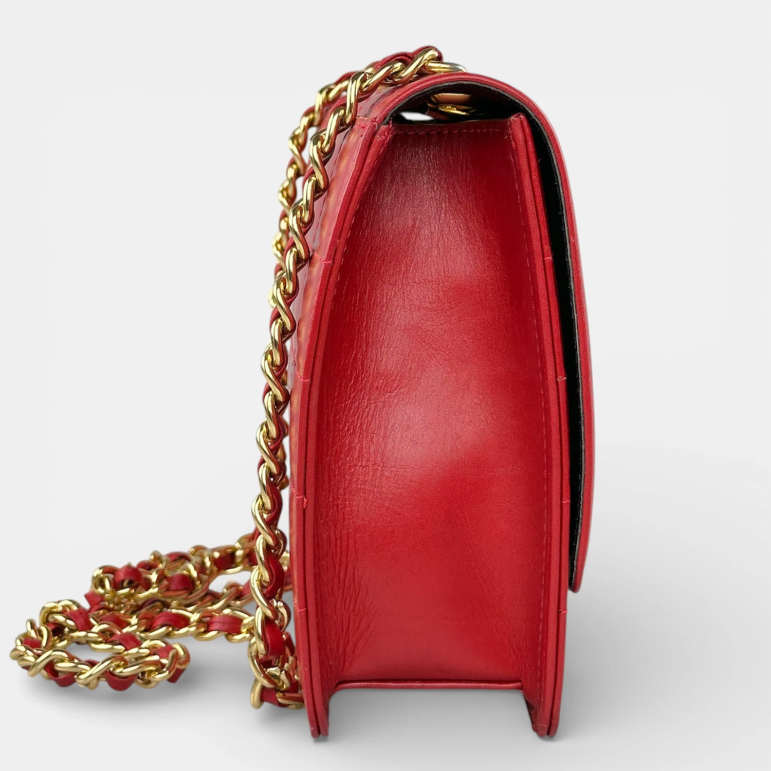 Γυναικεία δερμάτινη τσάντα ώμου κόκκινη με χρυσή αλυσίδα και μαγνητικό κούμπωμα