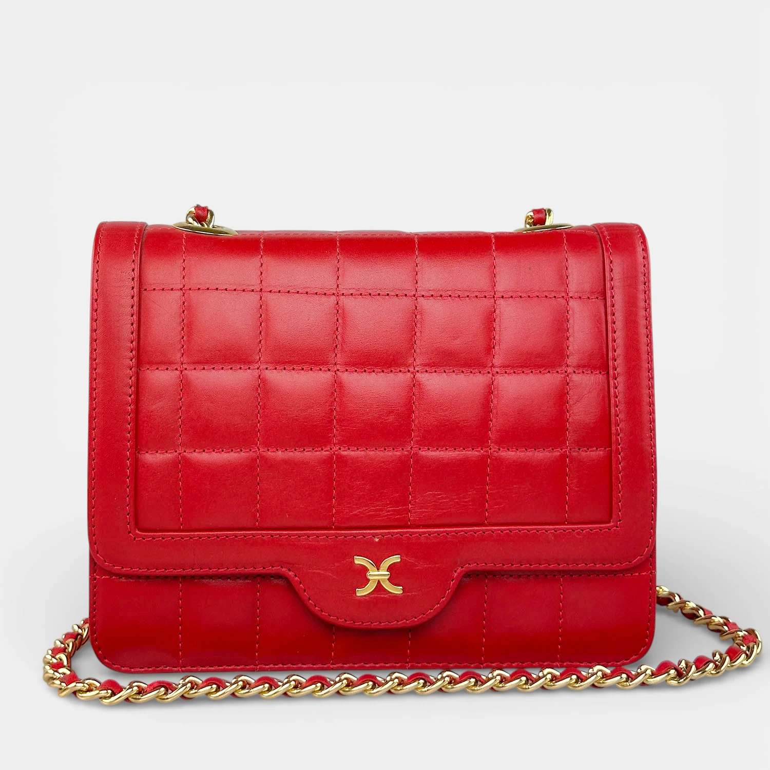 Γυναικεία δερμάτινη τσάντα ώμου κόκκινη με χρυσή αλυσίδα και μαγνητικό κούμπωμα