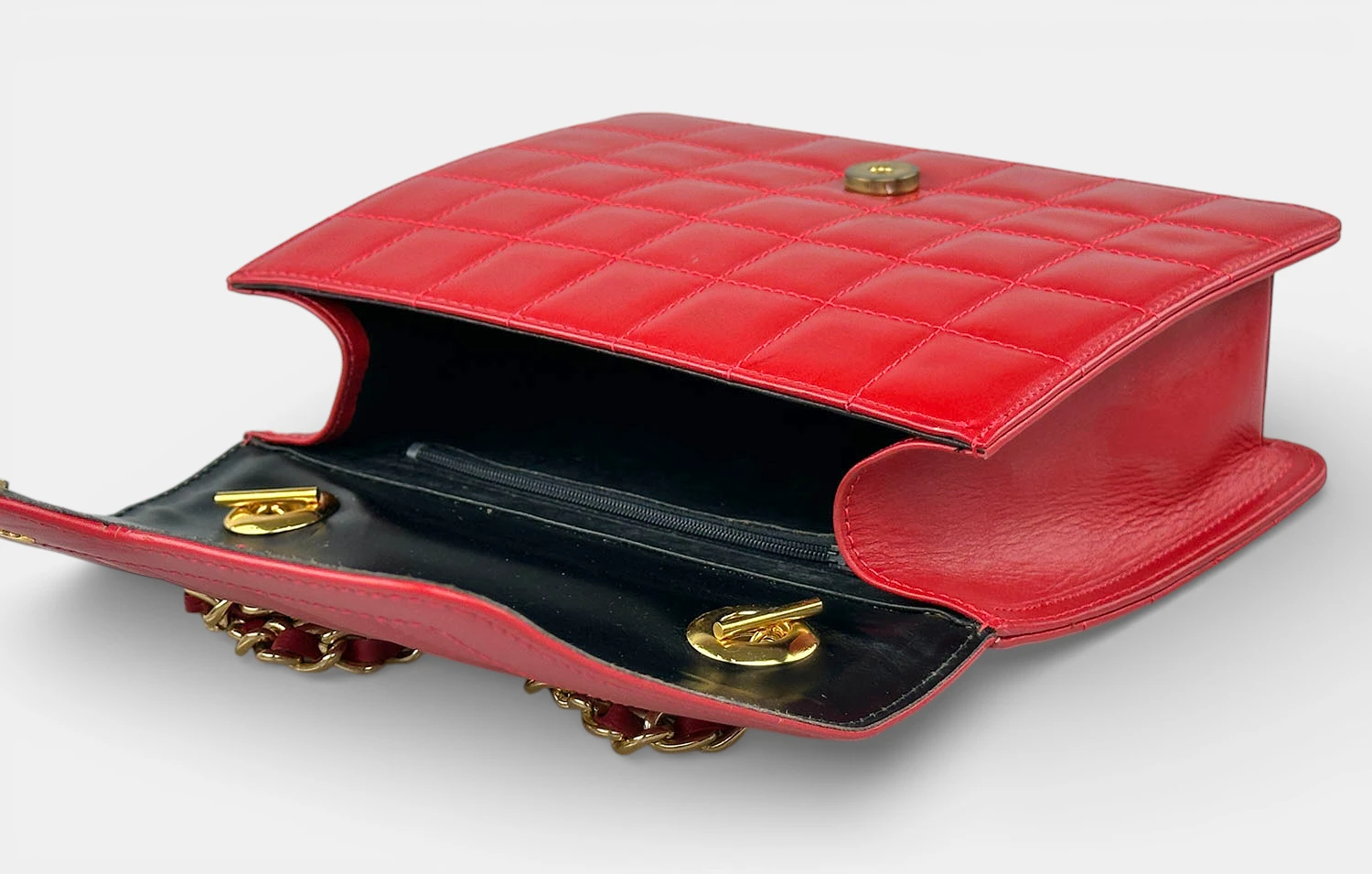 Γυναικεία δερμάτινη τσάντα ώμου κόκκινη με χρυσή αλυσίδα και μαγνητικό κούμπωμα