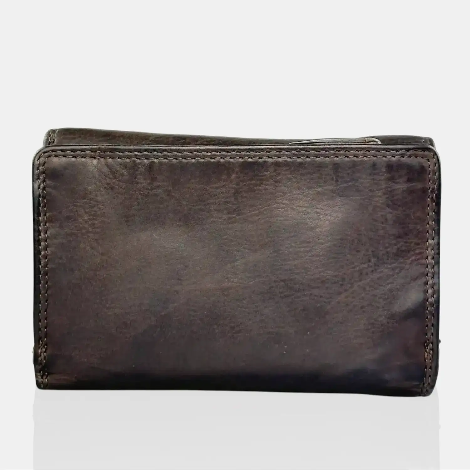 Μεσαίο καφέ γυναικείο δερμάτινο πορτοφόλι Calfnero ML8268 με πολλές θήκες για κάρτες και ταυτότητα.