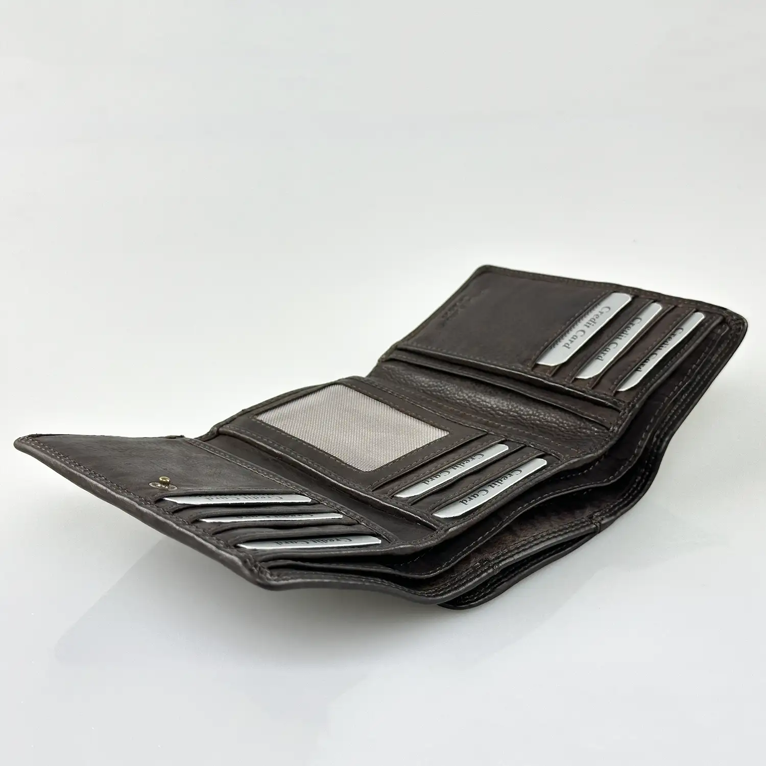 Μεσαίο καφέ γυναικείο δερμάτινο πορτοφόλι Calfnero ML8268 με πολλές θήκες για κάρτες και ταυτότητα.