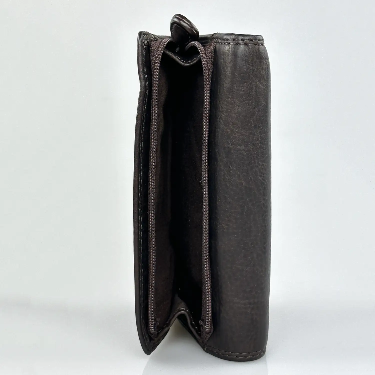 Μεσαίο καφέ γυναικείο δερμάτινο πορτοφόλι Calfnero ML8268 με πολλές θήκες για κάρτες και ταυτότητα.