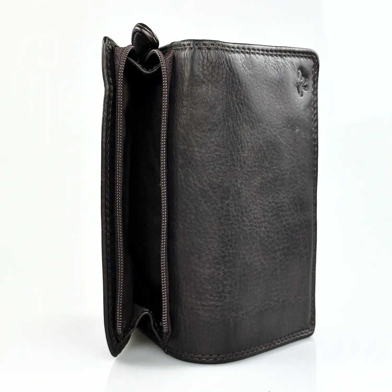 Μεσαίο καφέ γυναικείο δερμάτινο πορτοφόλι Calfnero ML8268 με πολλές θήκες για κάρτες και ταυτότητα.