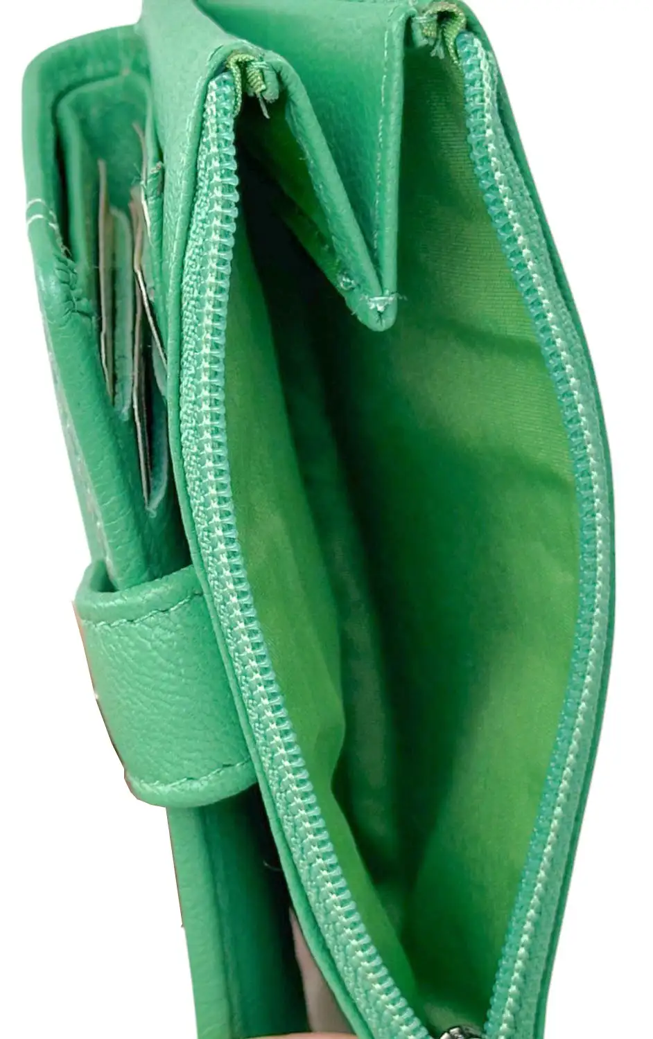 Μικρό γυναικείο πορτοφόλι Calfnero MY6550 σε πράσινο ανοιχτό χρώμα από γνήσιο δέρμα με εξωτερική θήκη.