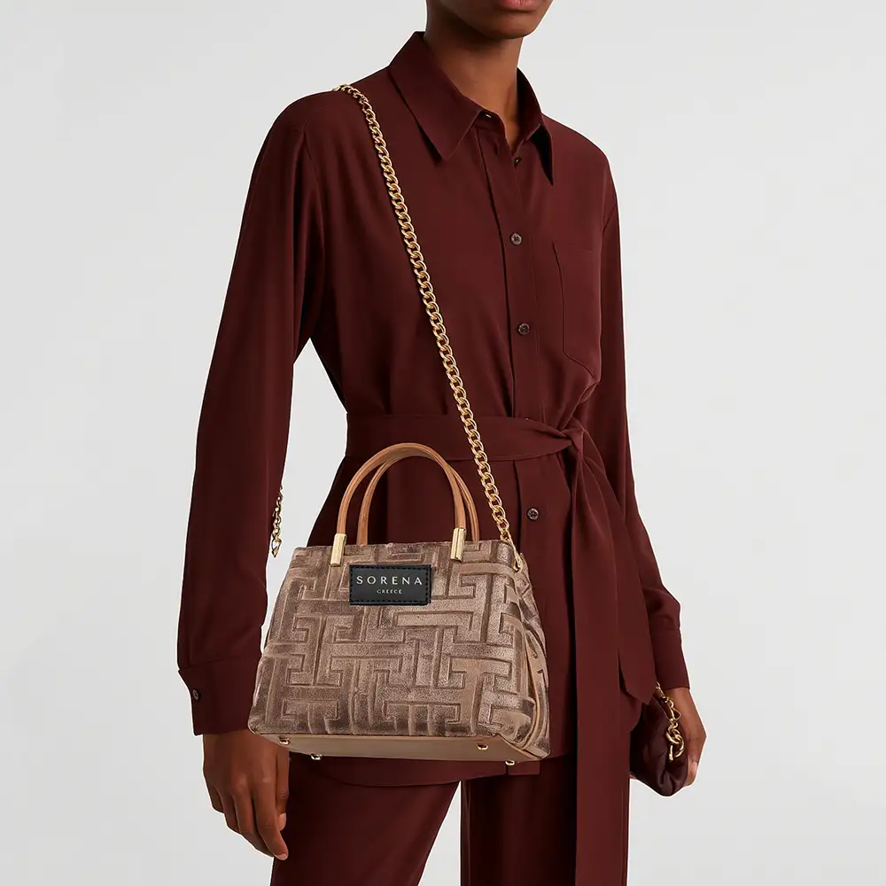 χειροποίητη τσάντα Sorena Galleria Calisti με red velvet επένδυση και αλυσίδα χιαστί