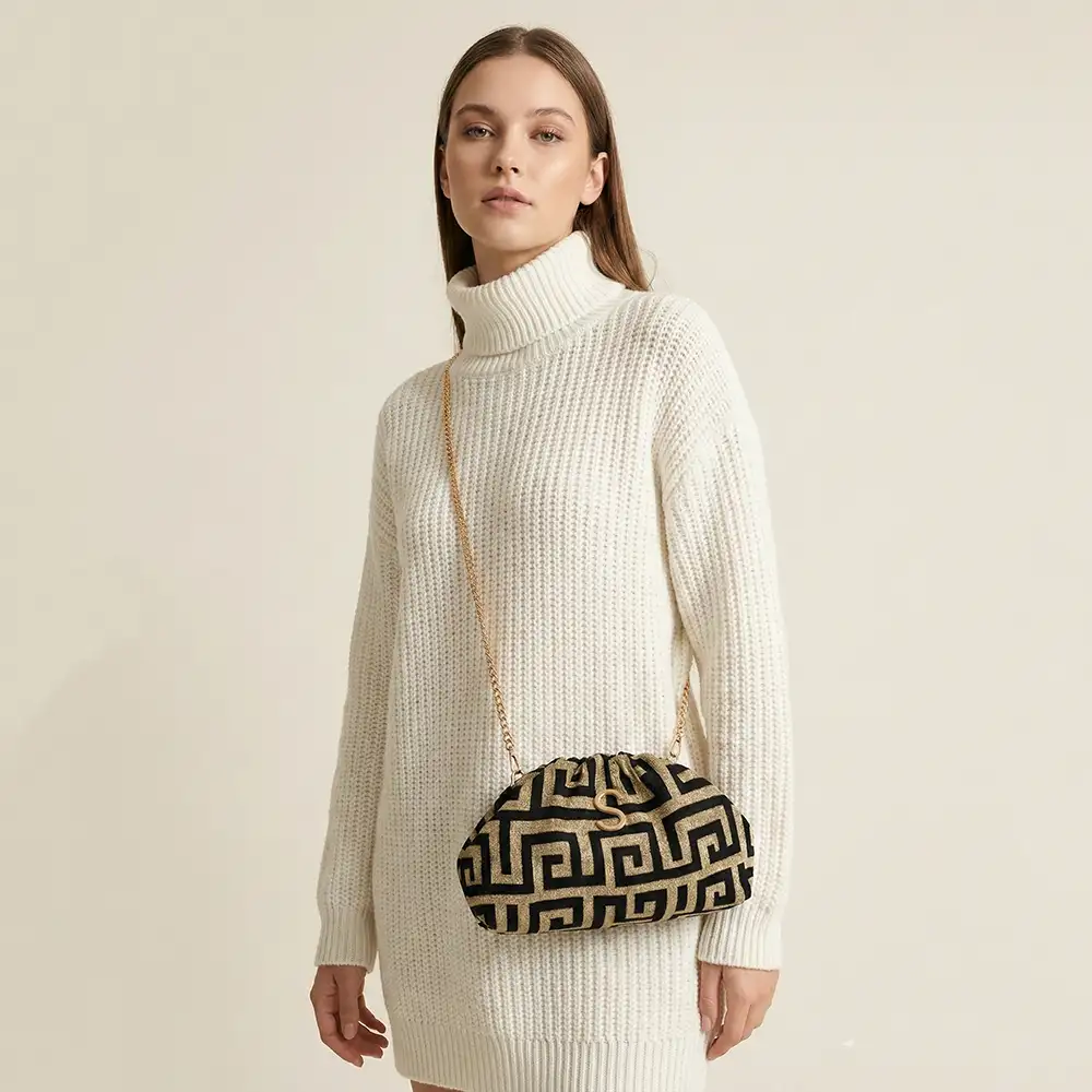 γυναικεία τσάντα χειρός Sorena Velvet μπεζ μαύρο με χρυσές λεπτομέρειες