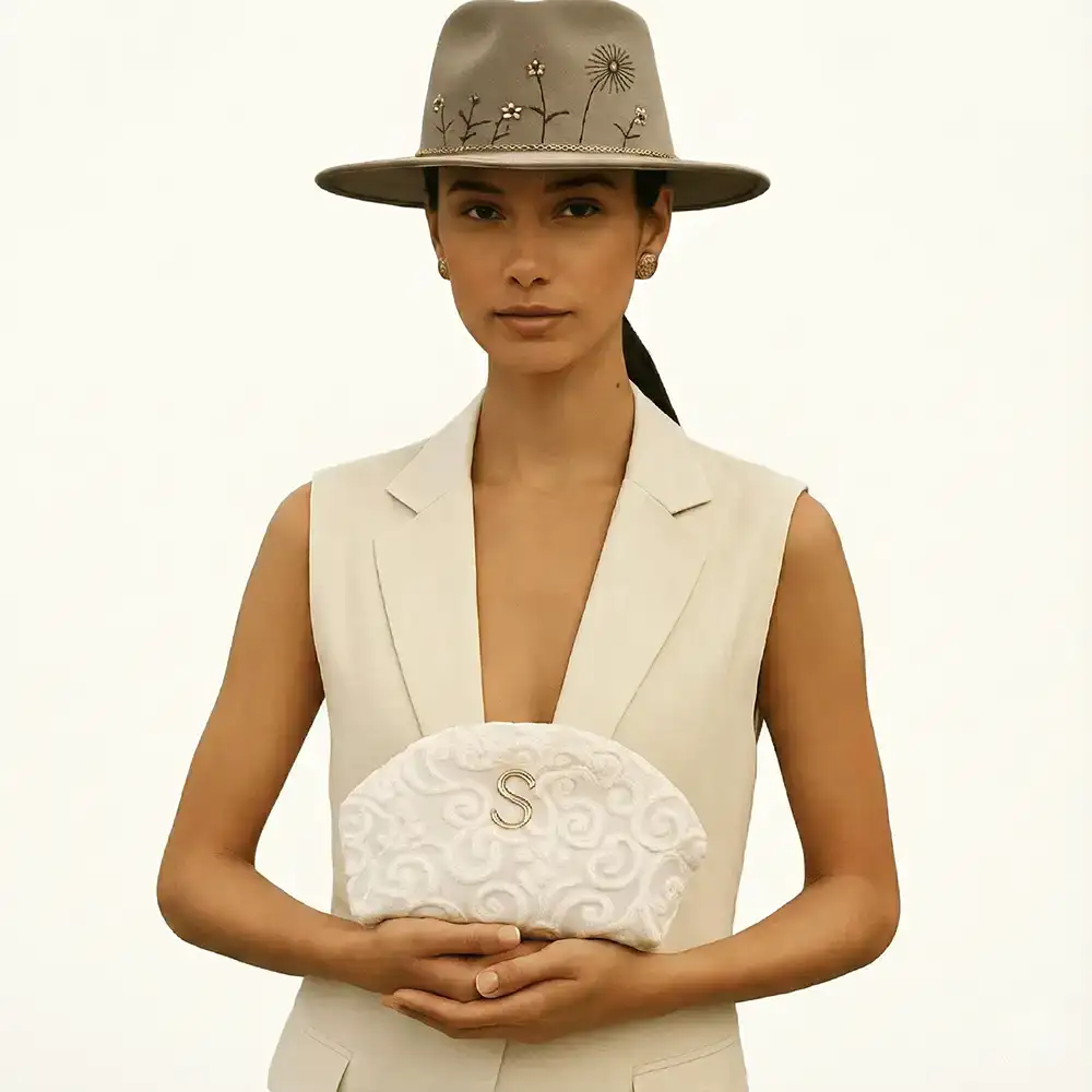 χειροποίητη τσάντα Sorena Oraiozili Mini bucket bag με χρυσή αλυσίδα και minimal σχεδιασμό