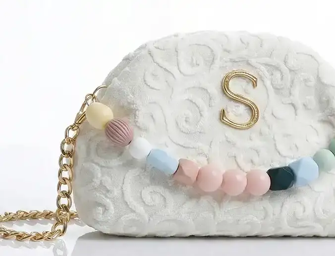 χειροποίητη τσάντα Sorena Oraiozili Mini bucket bag με χρυσή αλυσίδα και minimal σχεδιασμό