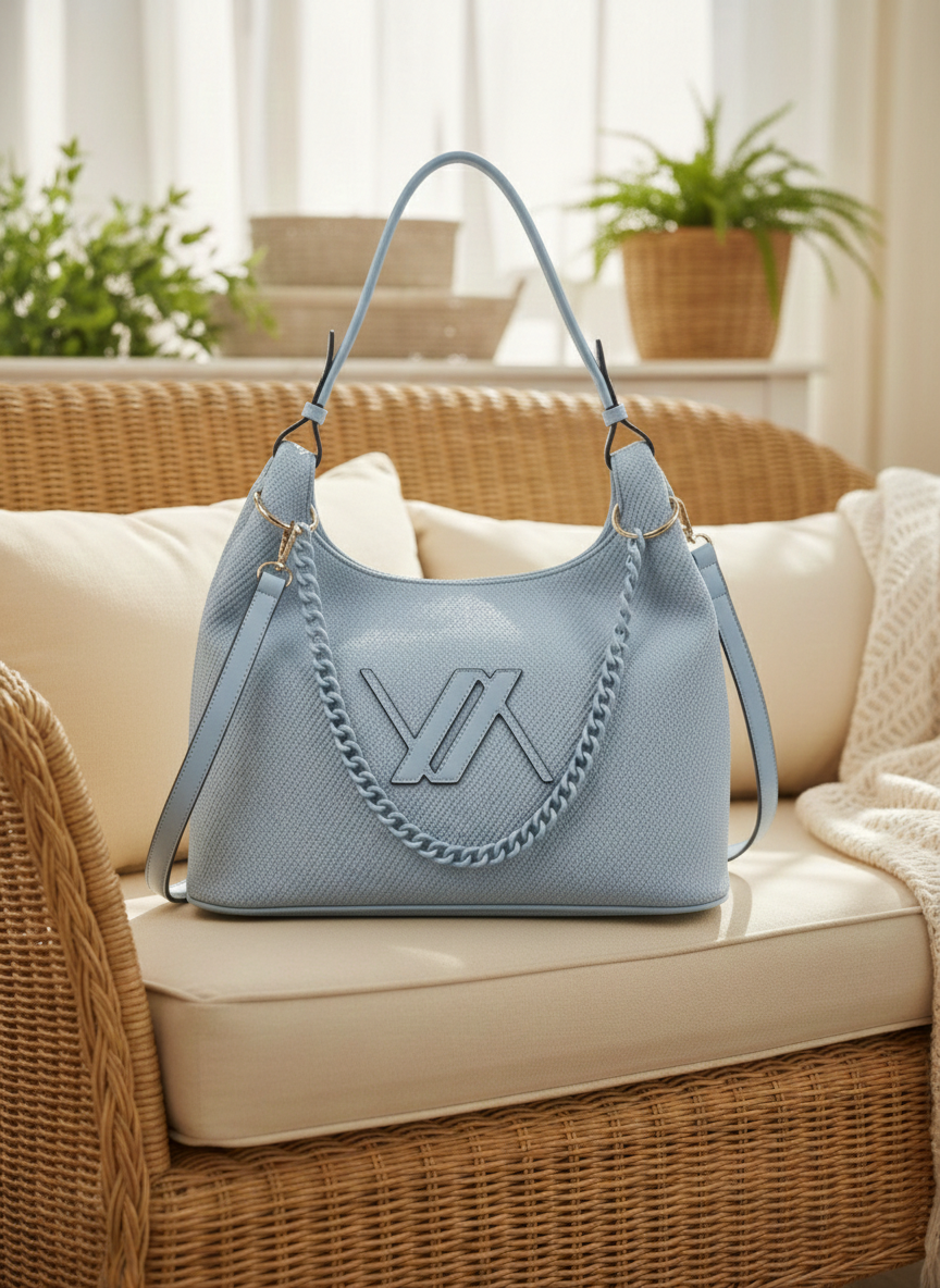 Γαλάζια τσάντα Verde hobo με ανάγλυφη υφή, διακοσμητική αλυσίδα στο ίδιο χρώμα και το λογότυπο της εταιρείας